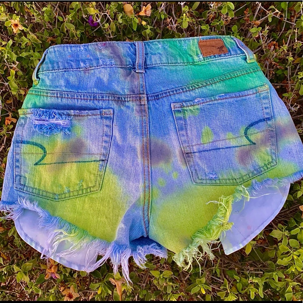 Dye distressed jean shorts